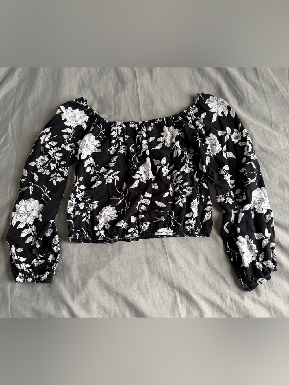 Off-Shoulder Black Floral Crop Top - Black/White